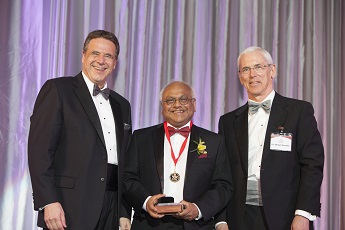 Salim Yusuf on stage receiving his award