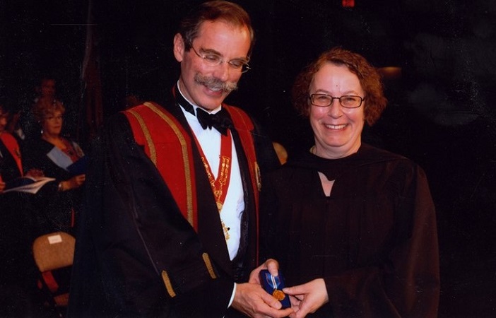 Dr. Simons receiving CMA Award